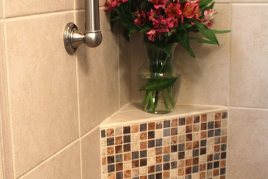 Diseño de cuarto de baño retro con baldosas y/o azulejos marrones