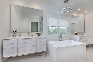 デトロイトにある広いトランジショナルスタイルのおしゃれな浴室 (家具調キャビネット、白いキャビネット) の写真