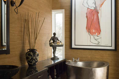Diseño de cuarto de baño principal de estilo zen de tamaño medio con armarios con paneles lisos, puertas de armario de madera en tonos medios, bañera japonesa, paredes beige, suelo de baldosas de porcelana, lavabo sobreencimera, encimera de granito y suelo beige