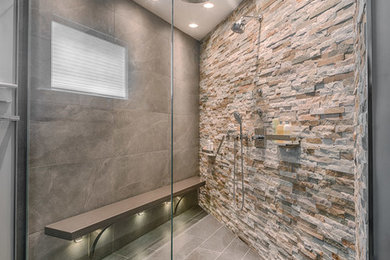 На фото: большая главная ванная комната в современном стиле с столешницей из искусственного кварца, открытым душем, каменной плиткой, полом из керамогранита и открытым душем с