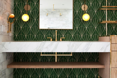 Пример оригинального дизайна: большая главная ванная комната в современном стиле с открытыми фасадами, светлыми деревянными фасадами, ванной в нише, открытым душем, черно-белой плиткой, мраморной плиткой, зелеными стенами, мраморным полом, монолитной раковиной и мраморной столешницей