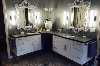 Immagine di una stanza da bagno padronale shabby-chic style di medie dimensioni con ante lisce, ante bianche, pareti grigie, pavimento in marmo, lavabo sottopiano e top in superficie solida