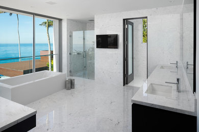 ロサンゼルスにある広いコンテンポラリースタイルのおしゃれなマスターバスルーム (大理石タイル、大理石の床、大理石の洗面台) の写真