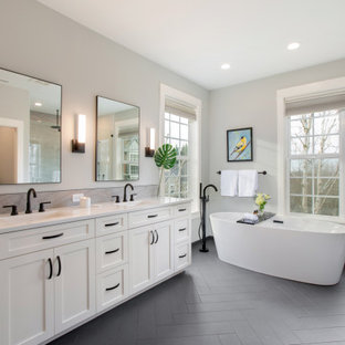 Mittelgroßes Klassisches Badezimmer En Suite mit Schrankfronten im Shaker-Stil, weißen Schränken, freistehender Badewanne, bodengleicher Dusche, Keramikfliesen, grauer Wandfarbe, Unterbauwaschbecken, Quarzit-Waschtisch, weißer Waschtischplatte, Doppelwaschbecken, eingebautem Waschtisch, grauem Boden und Falttür-Duschabtrennung in Portland