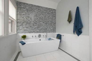 プロビデンスにある中くらいなコンテンポラリースタイルのおしゃれな浴室 (置き型浴槽、フラットパネル扉のキャビネット、白いキャビネット、アルコーブ型シャワー、青いタイル、白いタイル、ボーダータイル、青い壁、セラミックタイルの床、アンダーカウンター洗面器) の写真