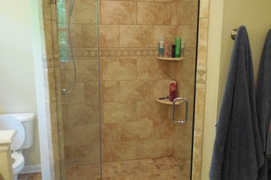 Foto de cuarto de baño clásico de tamaño medio con baldosas y/o azulejos beige, baldosas y/o azulejos de porcelana y suelo de baldosas de porcelana
