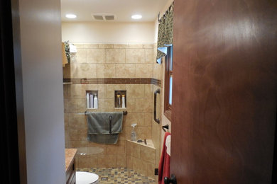 Modelo de cuarto de baño principal tradicional pequeño con ducha empotrada, baldosas y/o azulejos de porcelana, suelo de baldosas de porcelana, lavabo bajoencimera y encimera de granito