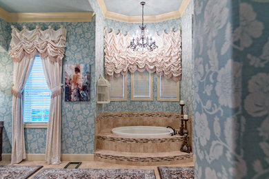 Idéer för att renovera ett stort vintage en-suite badrum, med luckor med upphöjd panel, ett undermonterat badkar och beige väggar