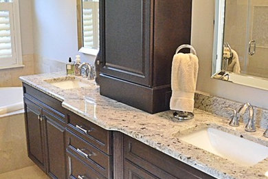 シャーロットにあるトランジショナルスタイルのおしゃれな浴室 (グレーの壁、アンダーカウンター洗面器、御影石の洗面台) の写真