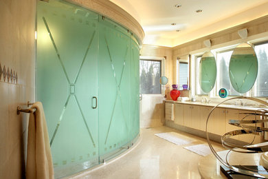 Foto på ett stort funkis en-suite badrum, med släta luckor, skåp i ljust trä, en hörndusch, beige väggar, laminatgolv, ett nedsänkt handfat och granitbänkskiva