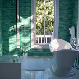 Ispirazione per una grande stanza da bagno padronale tropicale con vasca freestanding, doccia alcova, piastrelle blu, piastrelle verdi, piastrelle di vetro, pareti verdi e pavimento in gres porcellanato