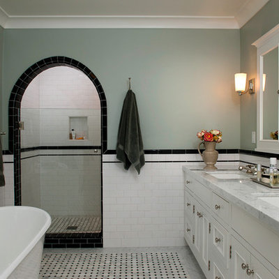 Example of a classic subway tile bathroom design in Los Angeles