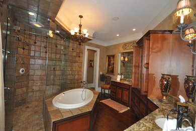Foto de cuarto de baño clásico con encimera de granito y bañera encastrada