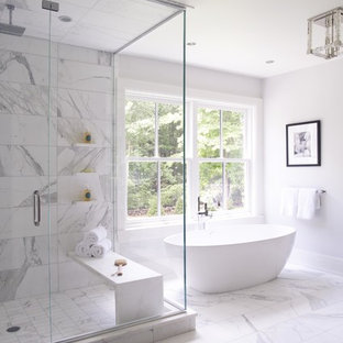 Idee per un'ampia stanza da bagno padronale chic con ante in stile shaker, ante in legno bruno, vasca freestanding, doccia ad angolo, piastrelle grigie, piastrelle bianche, piastrelle di marmo, pareti bianche, pavimento in marmo, lavabo sottopiano, top in marmo, pavimento bianco e porta doccia a battente