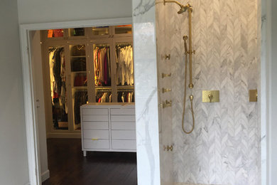 Exempel på ett mellanstort modernt vit vitt en-suite badrum, med skåp i shakerstil, vita skåp, ett fristående badkar, en dusch i en alkov, beige väggar, marmorgolv, ett undermonterad handfat, marmorbänkskiva och vitt golv