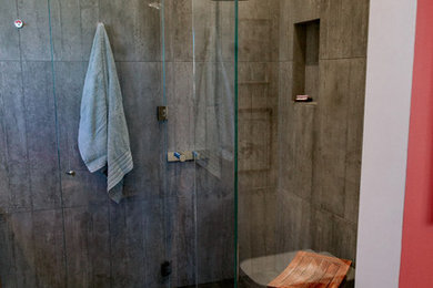 На фото: главная ванная комната среднего размера в современном стиле с душем без бортиков, серой плиткой, керамогранитной плиткой, белыми стенами, полом из керамогранита, серым полом и душем с распашными дверями с