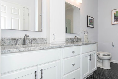 ブリッジポートにあるトランジショナルスタイルのおしゃれな浴室の写真
