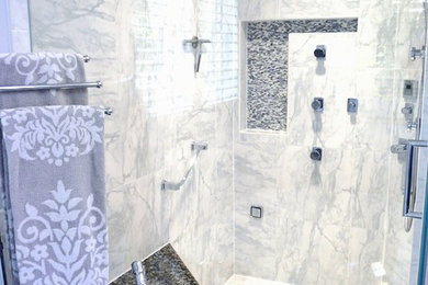 Ejemplo de sauna tradicional renovada con bañera encastrada, baldosas y/o azulejos grises, baldosas y/o azulejos de porcelana, suelo de baldosas de porcelana y encimera de granito