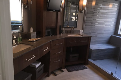 Modern inredning av ett mellanstort en-suite badrum, med ett undermonterad handfat, bänkskiva i kvarts, en öppen dusch, en toalettstol med hel cisternkåpa, grå kakel, porslinskakel, grå väggar och klinkergolv i porslin