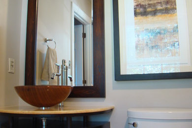 Стильный дизайн: маленькая главная ванная комната в современном стиле с плоскими фасадами, темными деревянными фасадами, раздельным унитазом, настольной раковиной, столешницей из искусственного камня, бежевыми стенами и душем в нише для на участке и в саду - последний тренд