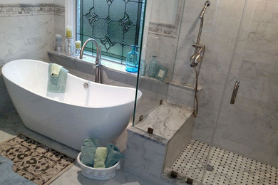 Bild på ett mellanstort vintage en-suite badrum, med grå skåp, ett fristående badkar, en hörndusch, en toalettstol med separat cisternkåpa, svart och vit kakel, porslinskakel, vita väggar, klinkergolv i porslin, ett undermonterad handfat och granitbänkskiva