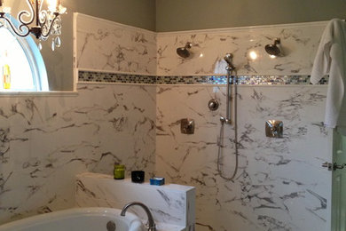 Cette image montre une salle de bain principale traditionnelle de taille moyenne avec une baignoire posée, une douche d'angle, un carrelage gris, un carrelage blanc, du carrelage en marbre, un mur gris, un sol en marbre, un sol blanc et aucune cabine.