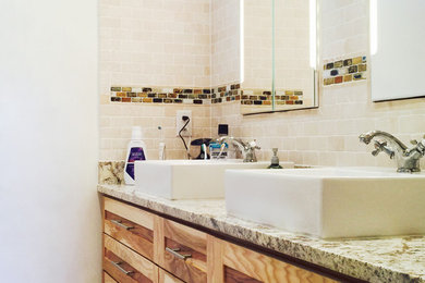 フェニックスにある低価格の小さなサンタフェスタイルのおしゃれな浴室の写真