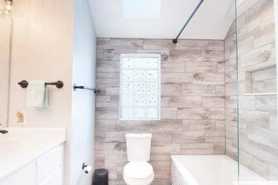 Ejemplo de cuarto de baño principal minimalista de tamaño medio con puertas de armario blancas y suelo negro