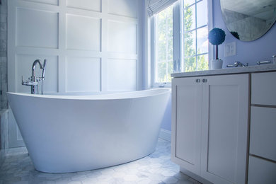 Imagen de cuarto de baño principal contemporáneo con bañera exenta, ducha esquinera, sanitario de una pieza y paredes púrpuras
