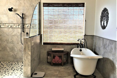 Imagen de cuarto de baño principal tradicional de tamaño medio con bañera con patas, ducha abierta, baldosas y/o azulejos de cerámica, paredes beige, suelo de baldosas de cerámica y ducha abierta