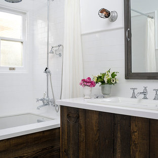 Foto di una piccola stanza da bagno padronale tradizionale con lavabo da incasso, vasca sottopiano, vasca/doccia, piastrelle bianche, piastrelle diamantate, top in superficie solida, WC a due pezzi, pareti bianche, pavimento in marmo, ante lisce, ante con finitura invecchiata e doccia con tenda