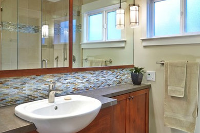Стильный дизайн: ванная комната в классическом стиле с накладной раковиной, фасадами в стиле шейкер, коричневыми фасадами и угловым душем - последний тренд