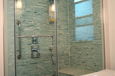 Modelo de cuarto de baño principal pequeño con ducha esquinera, baldosas y/o azulejos multicolor y baldosas y/o azulejos en mosaico