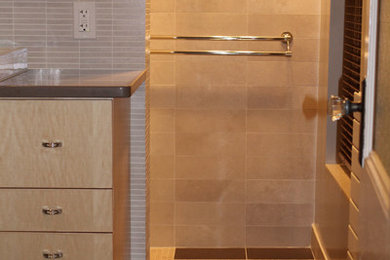 Réalisation d'une salle de bain principale minimaliste en bois clair de taille moyenne avec un lavabo posé, un placard à porte plane, une douche à l'italienne, des carreaux de céramique, un sol en carrelage de céramique, un carrelage multicolore et un mur marron.