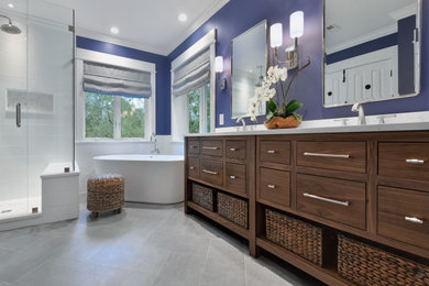 Modelo de cuarto de baño principal, doble y a medida con puertas de armario de madera en tonos medios, bañera exenta y baldosas y/o azulejos blancos