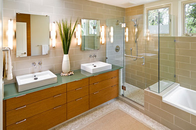 Inspiration för ett mellanstort funkis badrum, med ett fristående handfat, släta luckor, skåp i mellenmörkt trä, bänkskiva i glas, ett platsbyggt badkar, en öppen dusch, porslinskakel och mosaikgolv