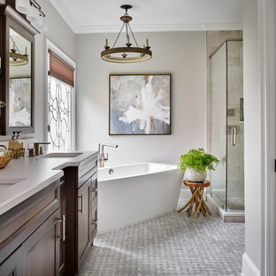 Idee per una stanza da bagno padronale classica di medie dimensioni con ante con bugna sagomata, ante in legno scuro, vasca freestanding, doccia ad angolo, WC monopezzo, piastrelle grigie, piastrelle a mosaico, pareti grigie, pavimento in marmo, lavabo sottopiano e top in quarzo composito