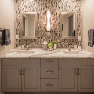 Kleines Klassisches Badezimmer En Suite mit Schrankfronten im Shaker-Stil, grauen Schränken, Wandtoilette mit Spülkasten, grauen Fliesen, Spiegelfliesen, Einbauwaschbecken und Marmor-Waschbecken/Waschtisch in Phoenix