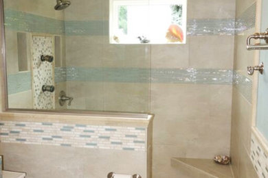 他の地域にある中くらいなトラディショナルスタイルのおしゃれなマスターバスルーム (アンダーカウンター洗面器、バリアフリー、ベージュのタイル、石タイル、ベージュの壁、トラバーチンの床) の写真