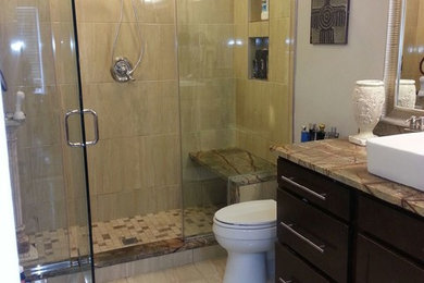 Diseño de cuarto de baño moderno de tamaño medio