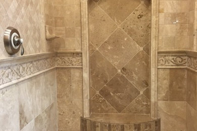 Ejemplo de cuarto de baño principal clásico de tamaño medio con ducha esquinera, paredes beige y suelo con mosaicos de baldosas