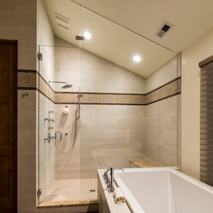 Immagine di una grande stanza da bagno padronale moderna con ante in legno bruno, vasca da incasso, doccia alcova, WC monopezzo, piastrelle grigie, piastrelle in ceramica, pareti bianche, pavimento con piastrelle in ceramica, lavabo sottopiano e top in granito