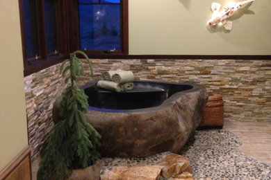 ソルトレイクシティにあるラグジュアリーな広いカントリー風のおしゃれなマスターバスルーム (置き型浴槽、セラミックタイル、緑の壁、玉石タイル) の写真