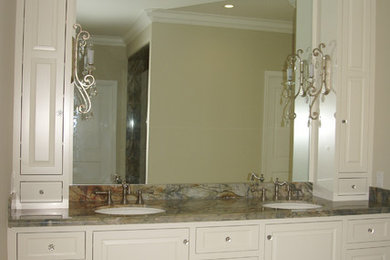 サンフランシスコにあるラグジュアリーなトラディショナルスタイルのおしゃれな浴室 (アンダーカウンター洗面器、家具調キャビネット、白いキャビネット、大理石の洗面台) の写真
