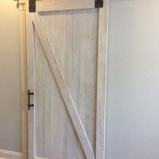 Idéer för att renovera ett stort vintage en-suite badrum, med skåp i shakerstil, vita skåp, ett fristående badkar, en dusch i en alkov, en toalettstol med separat cisternkåpa, grå kakel, porslinskakel, grå väggar, klinkergolv i porslin, ett undermonterad handfat, granitbänkskiva, grått golv och med dusch som är öppen