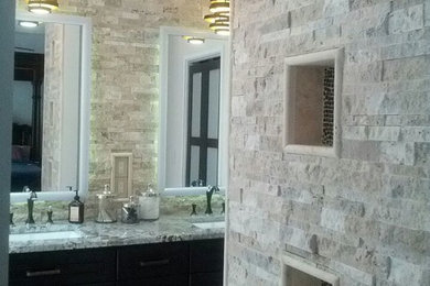アトランタにあるトランジショナルスタイルのおしゃれな浴室 (ドロップイン型浴槽、コーナー設置型シャワー、ベージュのタイル、セラミックタイル、ベージュの壁) の写真