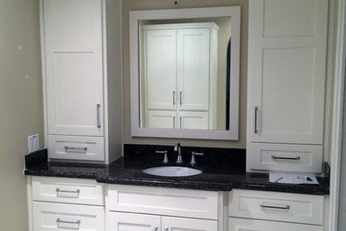 Inspiration för moderna badrum, med skåp i shakerstil, vita skåp, beige väggar, ett undermonterad handfat, granitbänkskiva och grått golv