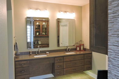 Пример оригинального дизайна: главная ванная комната среднего размера в стиле неоклассика (современная классика) с фасадами в стиле шейкер, серыми фасадами, открытым душем, унитазом-моноблоком, серой плиткой, плиткой мозаикой, серыми стенами, полом из керамогранита, врезной раковиной, столешницей из искусственного кварца, бежевым полом и открытым душем