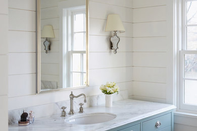 Ejemplo de cuarto de baño principal clásico renovado con armarios tipo mueble, puertas de armario azules, encimera de mármol y encimeras blancas