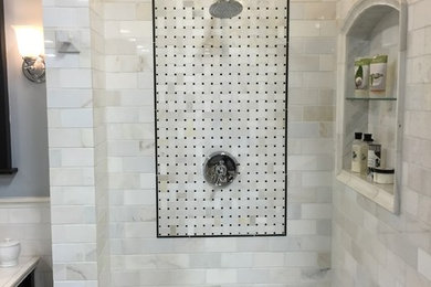 Imagen de cuarto de baño clásico renovado de tamaño medio con aseo y ducha, ducha abierta, baldosas y/o azulejos blancas y negros, baldosas y/o azulejos grises, baldosas y/o azulejos de cemento, paredes azules y suelo con mosaicos de baldosas